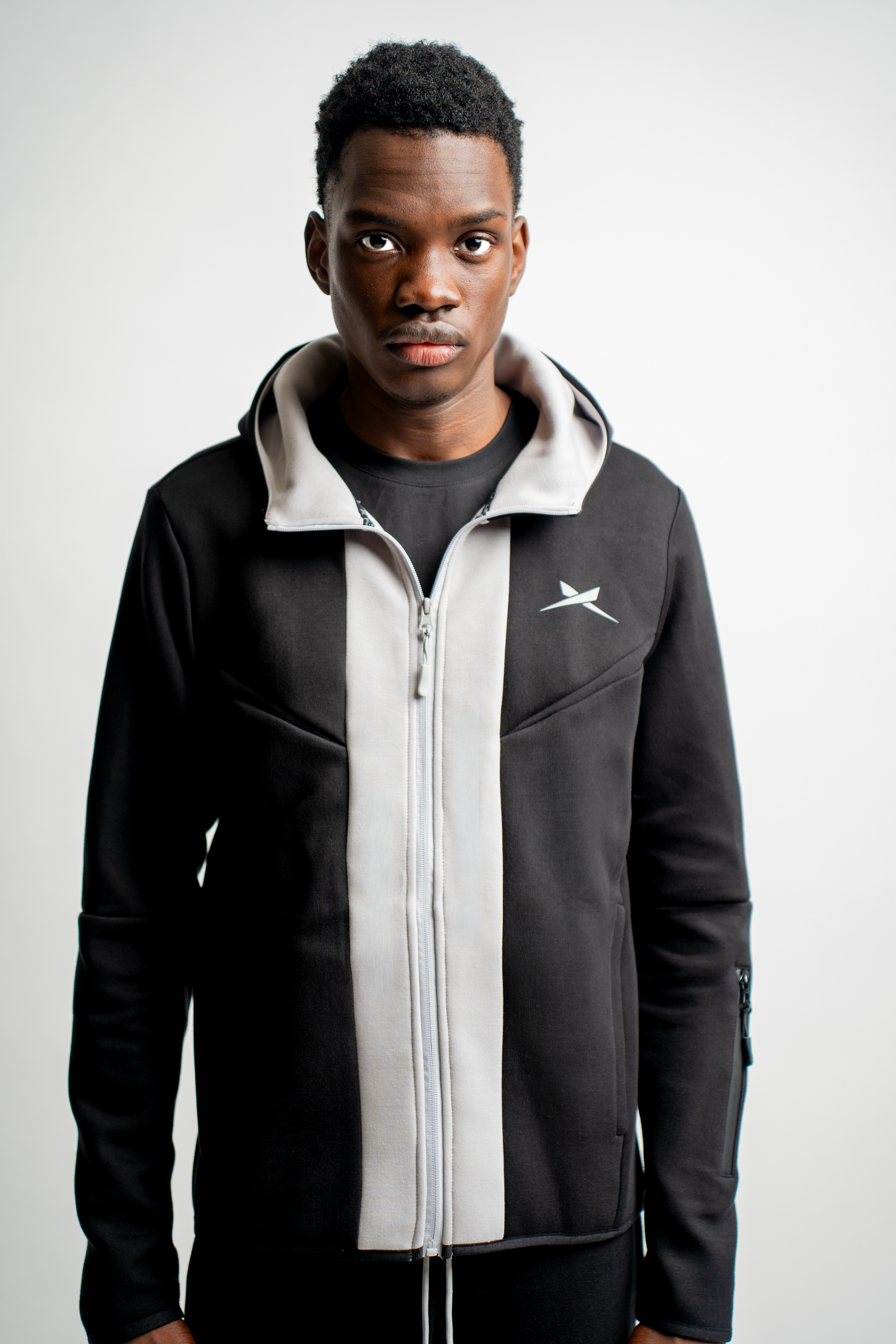 TECH BLACK SWEATJACKET