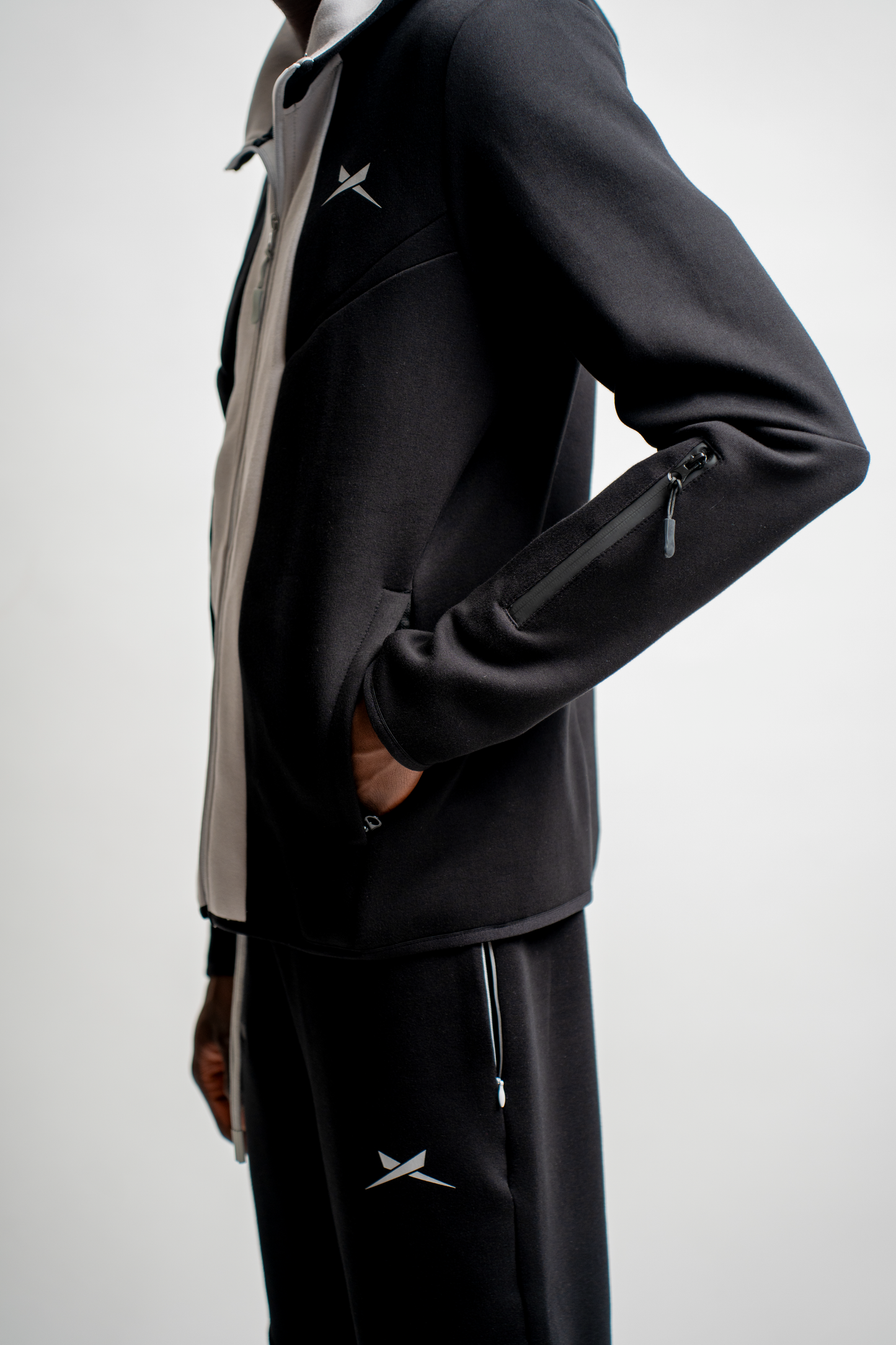 TECH BLACK SWEATJACKET
